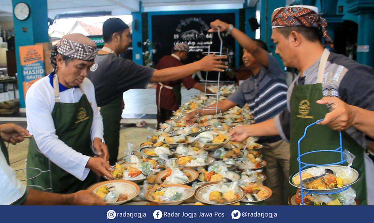 BUKA : Para petugas Masjid Jogokaryan tengah menyiapkan takjil untuk berbuka puasa, Kamis (23/3). (ANNISSA KARIN/RADAR JOGJA)