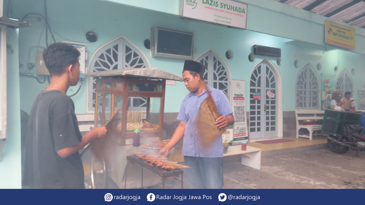 KHAS : Sate Madura menjadi menu berbuka puasa di Masjid Syuhada. (DWI AGUS/RADAR JOGJA)