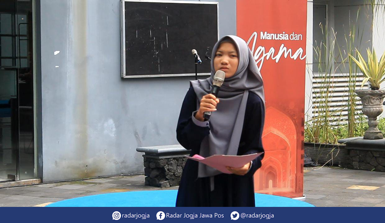 SENI : Salah satu peserta tengah membacakan puisi pada gelaran Sorenyastra di Gedung Muhammad Hatta UII, Jumat (24/3). (ANNISSA KARIN/RADAR JOGJA)