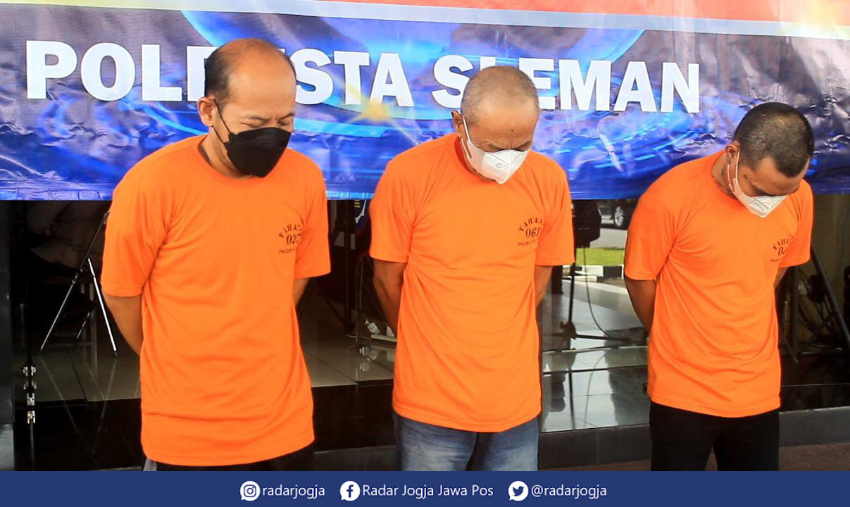 TRIO : Komplotan pencuri yang membawa kabur brankas di wilayah Ngemplak, Sleman saat jumpa pers di Mapolresta Sleman, Senin (27/3). (ANNISSA KARIN/RADAR JOGJA)