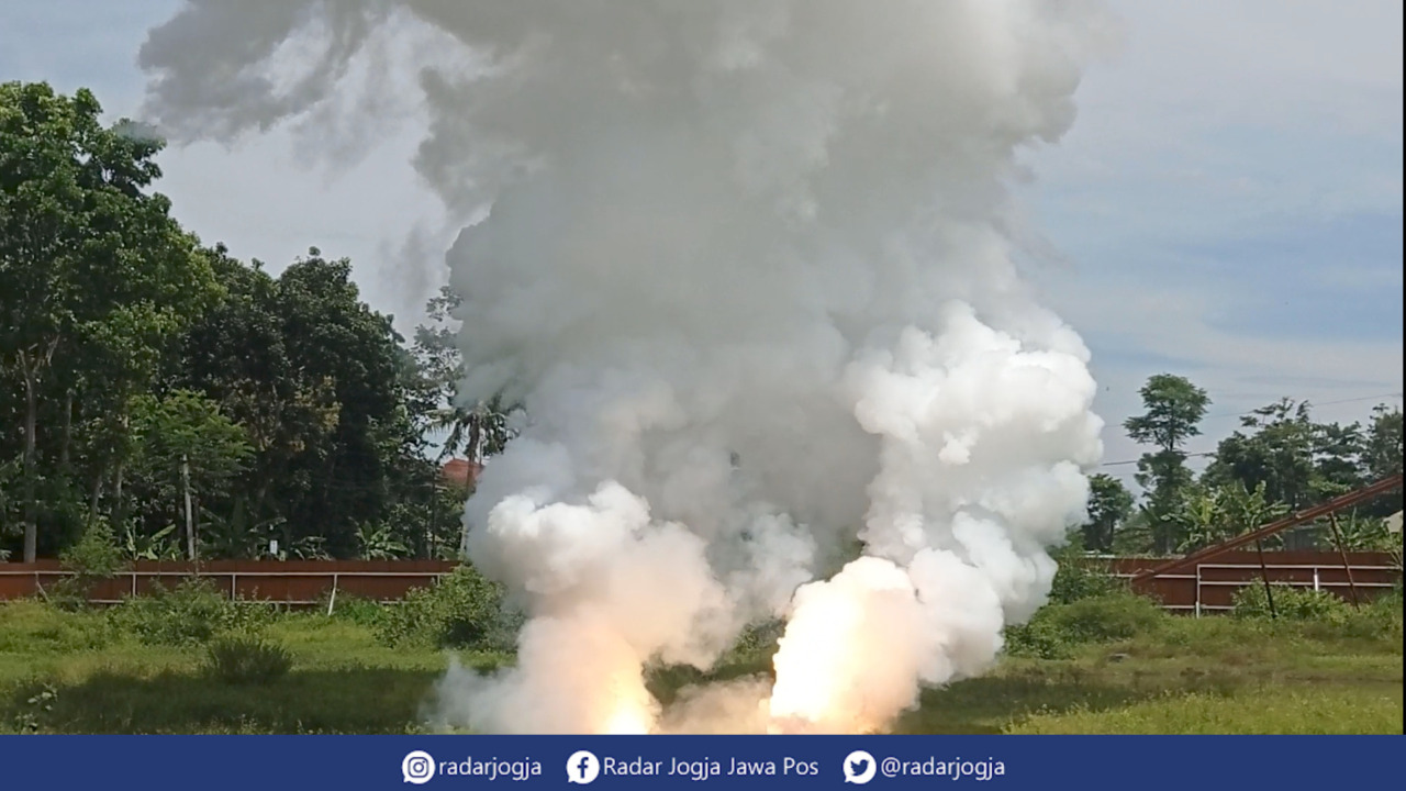 MUSNAH : Satbrimob Polda Daerah Istimewa Jogjakarta (DIJ) memusnahkan 10,9 kilogram bahan peledak di daerah Tirtomartani Kalasan, Sleman, Selasa (28/3). (DWI AGUS/RADAR JOGJA)