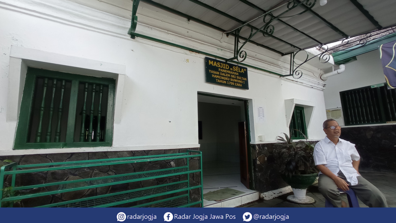 SEJARAH : Suasana Masjid Selo dibangun tahun 1709 Caka atau penanggalan Jawa atau 1789 tahun Masehi, Selasa siang (28/3). (DWI AGUS/RADAR JOGJA)