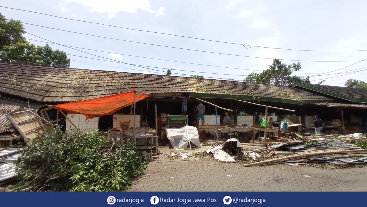 RUSAK : Sejumlah los pedagang sayur Pasar Giwangan Kota Jogja rusak akibat hujan disertai angin kencang yang terjadi Kamis (30/3). (DWI AGUS/RADAR JOGJA)