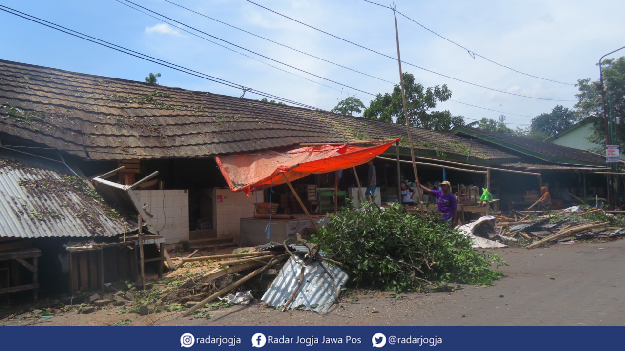 RUNGKAD : Kondisi terkini los sayur Pasar Giwangan rusak akibat hujan deras disertai angin pada Kamis sore (30/3). (DWI AGUS/RADAR JOGJA)