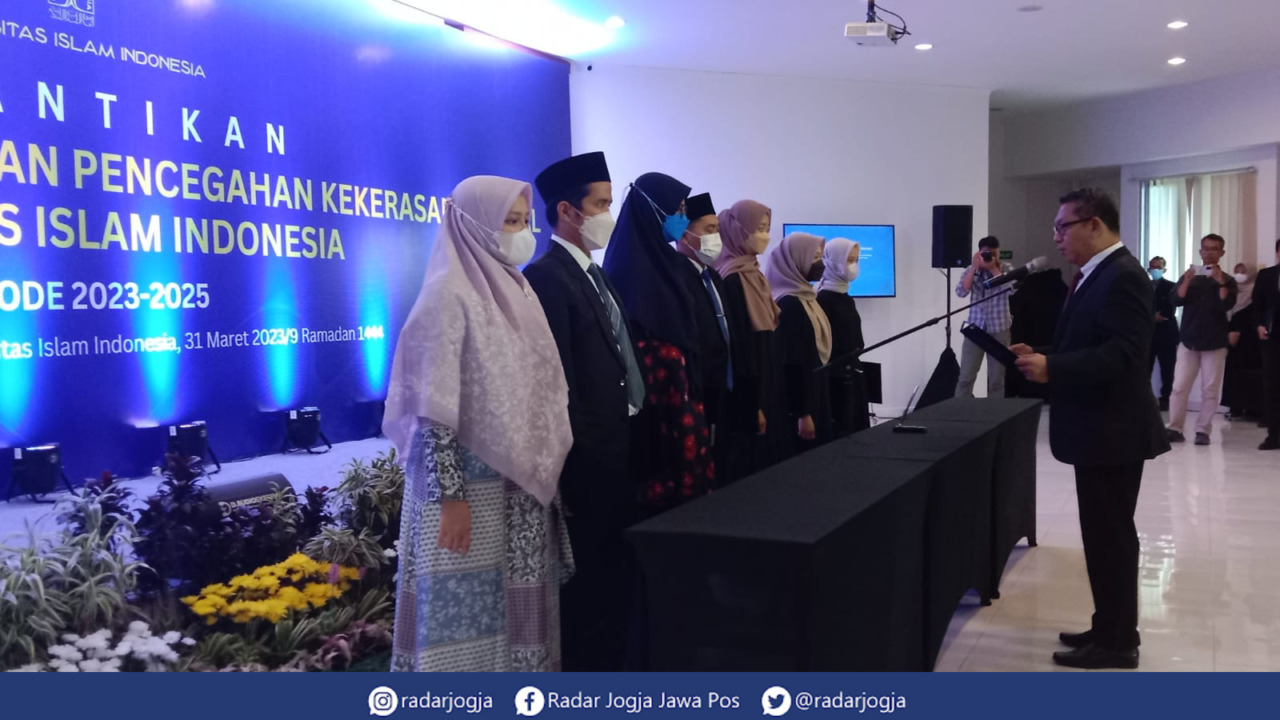 SELAMAT : Rektor UII Fathul Wahid melantik 7 anggota Satgas PPKS di Gedung Mohammad Hatta UII, Jumat (31/3). (ANNISSA KARIN/RADAR JOGJA)