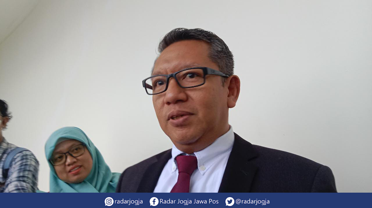 SOSOK : Rektor UII Fathul Wahid ditemui di Gedung Mohammad Hatta UII, Jumat (31/3). (ANNISSA KARIN/RADAR JOGJA)