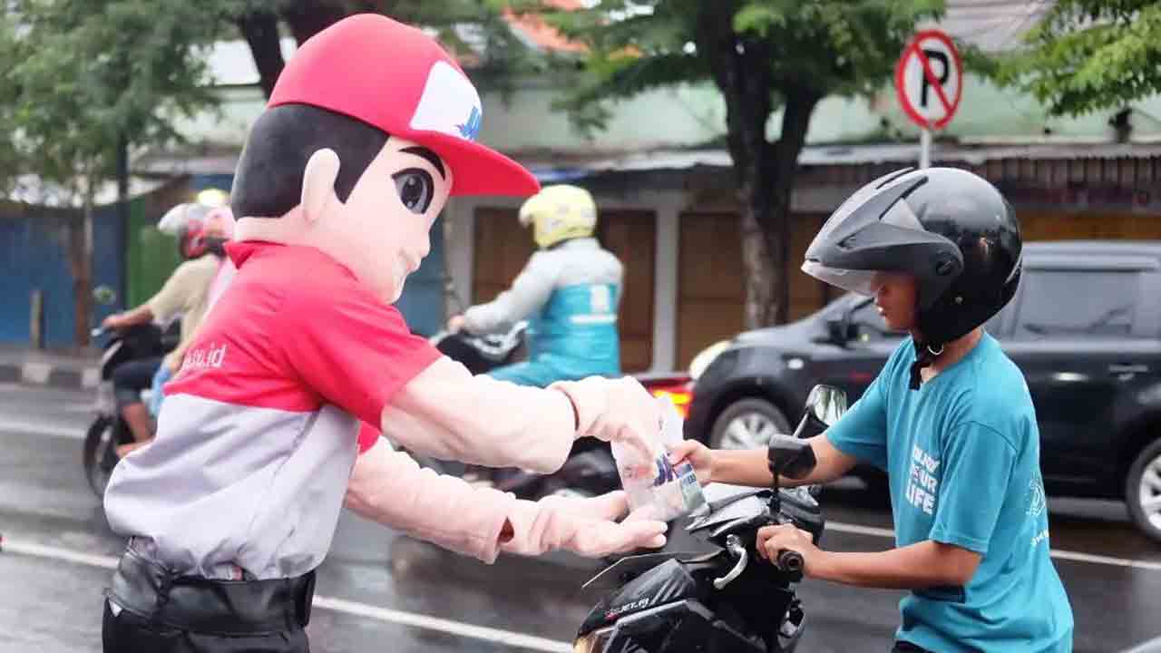 BERKAH RAMADAN: Joni JNE berbagi takjil di Sidoarjo. (JNE FOR RADAR JOGJA)