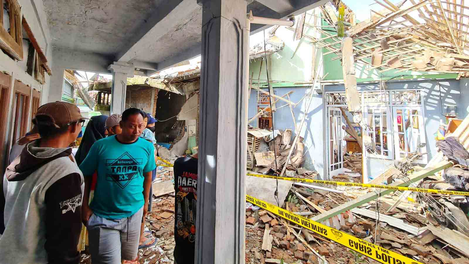 HANCUR: Beberapa rumah di lokasi kejadian ledakan, rusak parah dan material bangunan sudah hancur. Lima rumah rusak parah dan enam lainnya rusak ringan. (NAILA NIHAYAH/RADAR JOGJA)