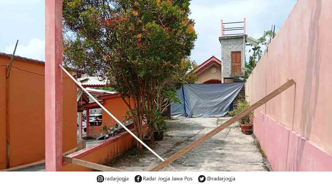 TAK BERNYAWA: Lokasi TKP penemuan seorang perempuan tak bernyawa di Wisma Anggun 2, Purwodadi, Pakembinangun, Pakem, Sleman, Senin (20/3). (ALFI ANNISA KARIN/RADAR JOGJA)