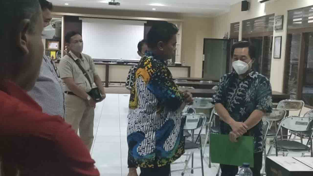 MEDIASI: Pemerintah Kalurahan Condongcatur memediasi Pengurus Gereja Kristen Indonesia (GKI) Gejayan dan tokoh masyarakat Soropadan. (NANANG F/RADAR JOGJA)