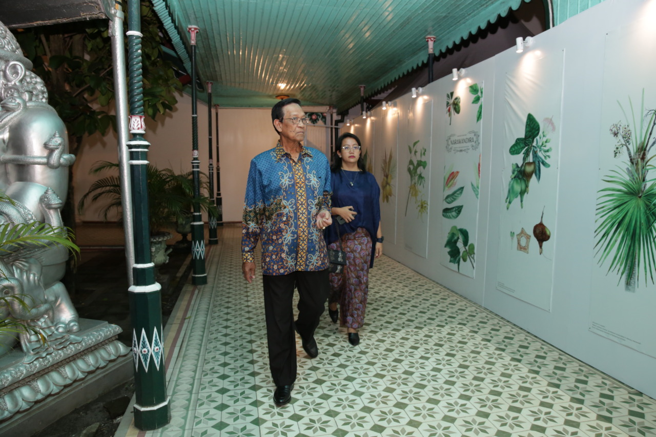 SEJARAH : Raja Karaton Ngayogyakarta Hadiningrat Sri Sultan Hamengku Bawono ka 10 saat membuka pameran Narawandira. (PEMPROV DIJ for RADAR JOGJA)