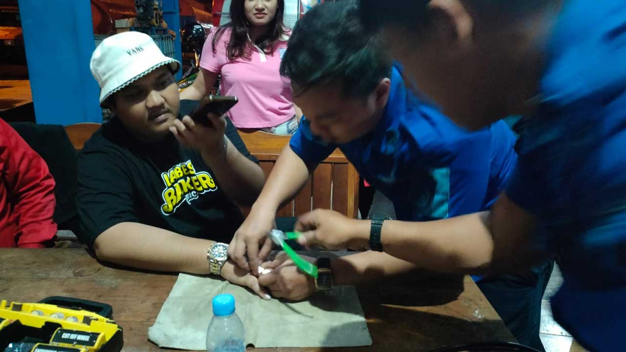 NGANTI ABUH: Helarius Daru Indrajaya alias Ndarboy Genk saat diberikan pertolongan potong cincin oleh petugas Damkarmat BPBD Bantul.(DOK DAMKAR BPBD BANTUL)