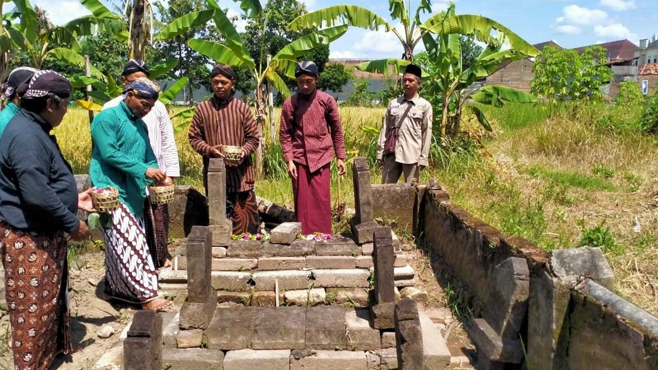 RITUAL: Tokoh masyarakat Banyumeneng tengah nyekar di pusara Kiai Demakijo. Kiri, Sekda Sleman Harda Kiswaya menghadiri Merti Belik di dusun tersebut.