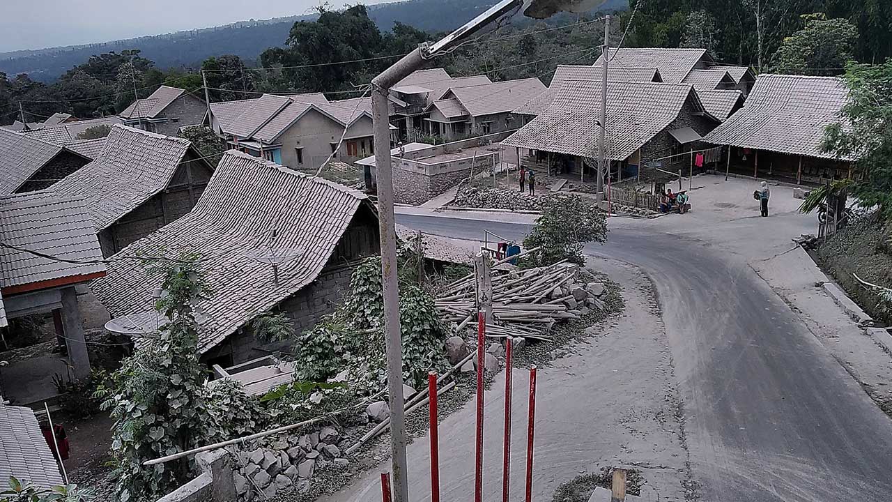MEMUTIH: Permukiman warga yang masih diselimuti abu vulkanik Gunung Merapi di Desa Krinjing, Kecamatan Dukun, Kabupaten Magelang,(14/3).(GUNTUR AGA TIRTANA/RADAR JOGJA)