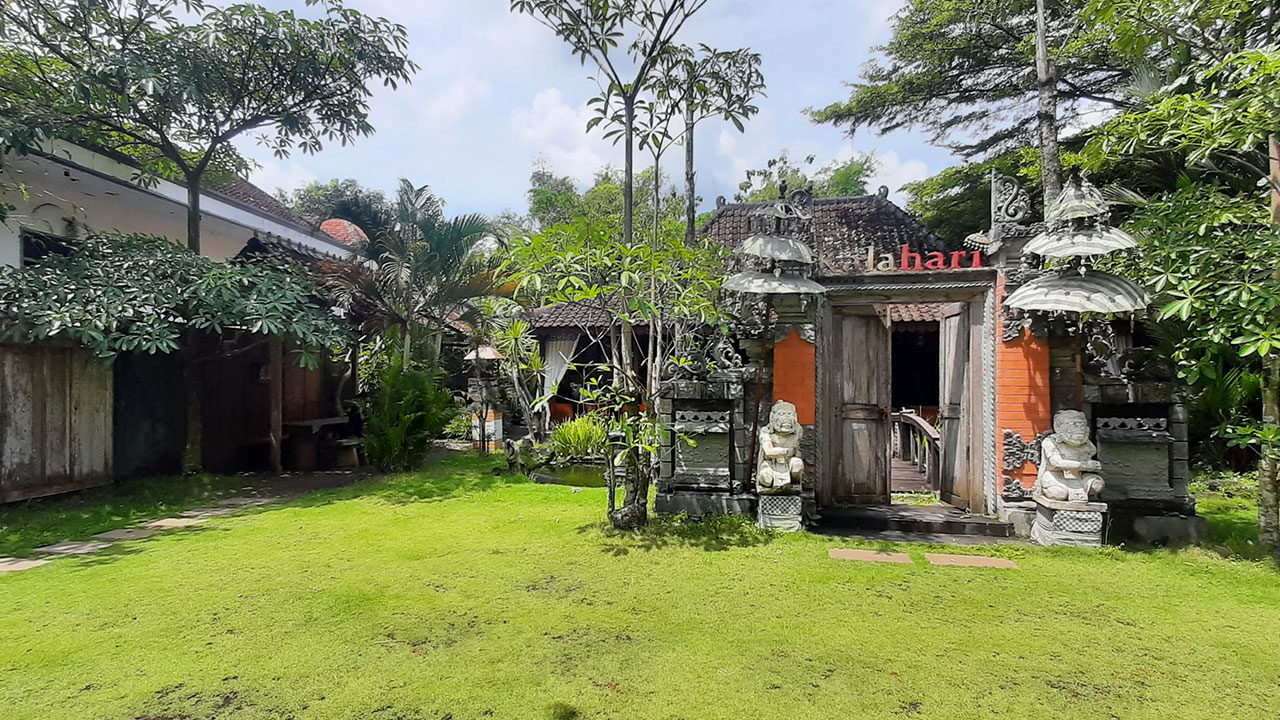 TERPUKUL: Suasana di Resto Kalahari, Kalurahan Kepek, Kapanewon Wonosari, kemarin (31/3). Adanya larangan bukber bagi pejabat dan ASN menjadikan omzet resto anjlok.(GUNAWAN/RADAR JOGJA)