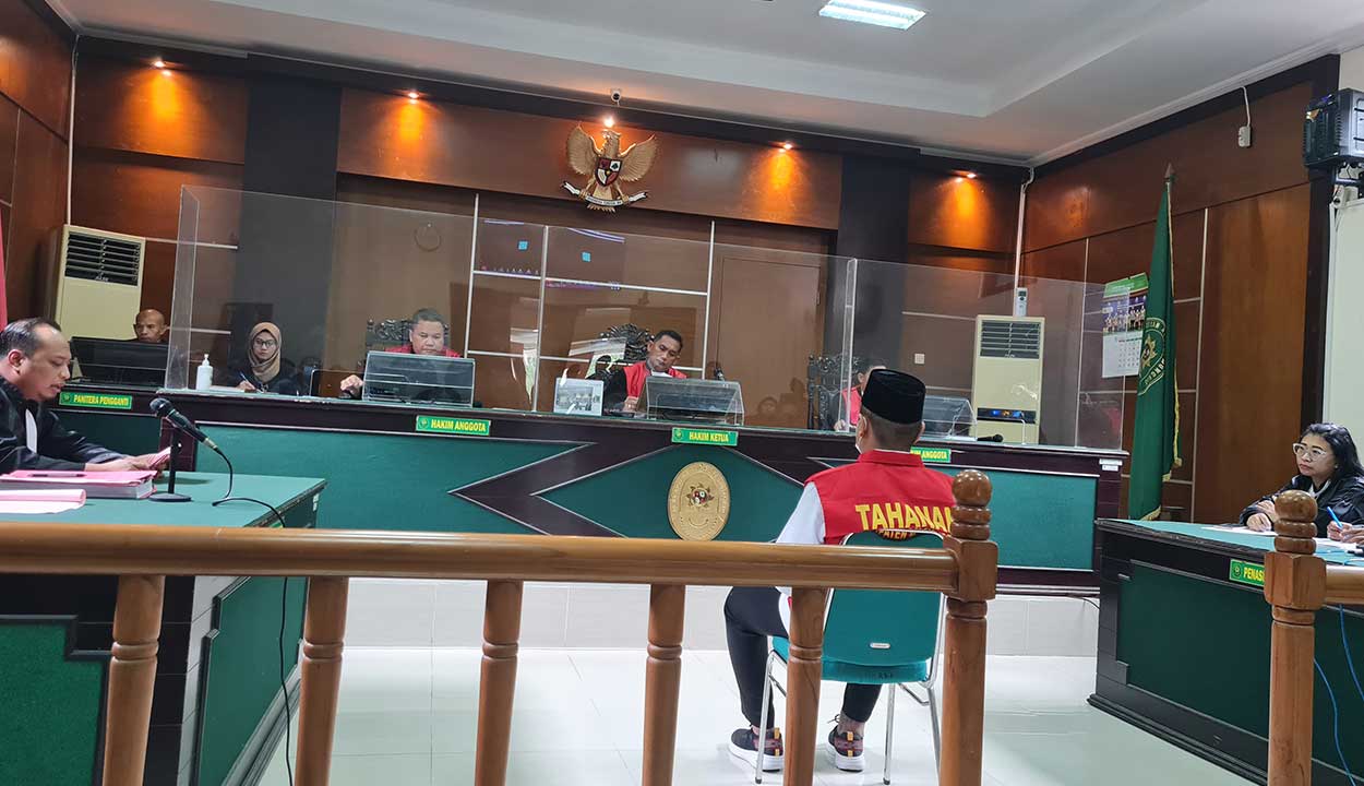 SIDANG: Terdakwa Dhio mengikuti sidang perdana atas kasus pembunuhan berencana yang menewaskan tiga anggota keluarganya di ruang sidang utama PN Mungkid Kelas IB, Kamis (2/3). (Naila Nihayah/Radar Jogja)