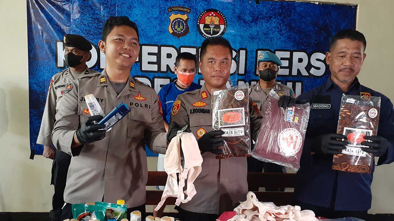 GELAR KASUS: Petugas Polsek Kasihan saat menunjukkan barang bukti pencurian hasil kejahatan Anton Sumartono, (10/3).(IWAN NURWANTO/RADAR JOGJA)