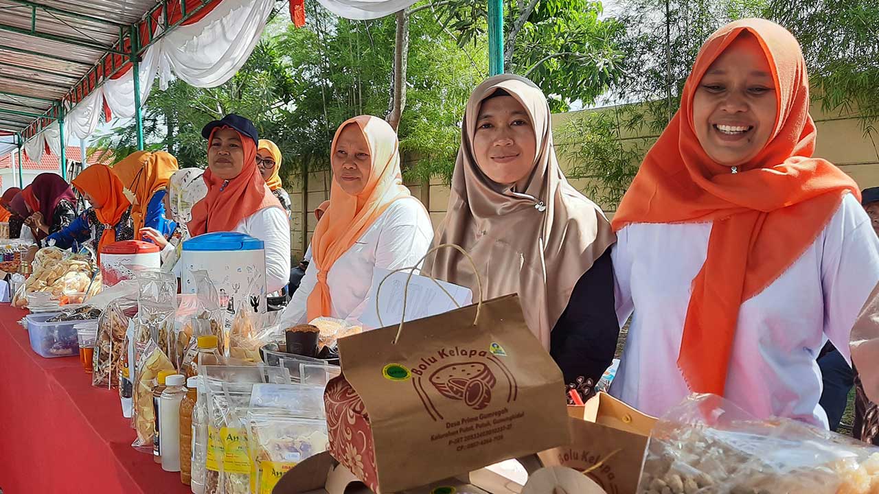 PRODUKTIF - Stand produk UMKM PKK Kalurahan Putat, Kapanewon Patuk meramaikan peringatan Hari Kesatuan Gerak PKK ke-51 di gedung Taman Budaya Gunungkidul (TBG) (15/3).(GUNAWAN/RADAR JOGJA)