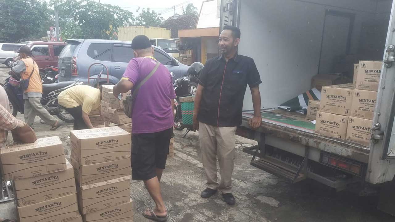 STOK MELIMPAH – Dropping Minyakita di Pasar Playen dari distributor untuk para pedagang (3/1).(GUNAWAN/RADAR JOGJA)