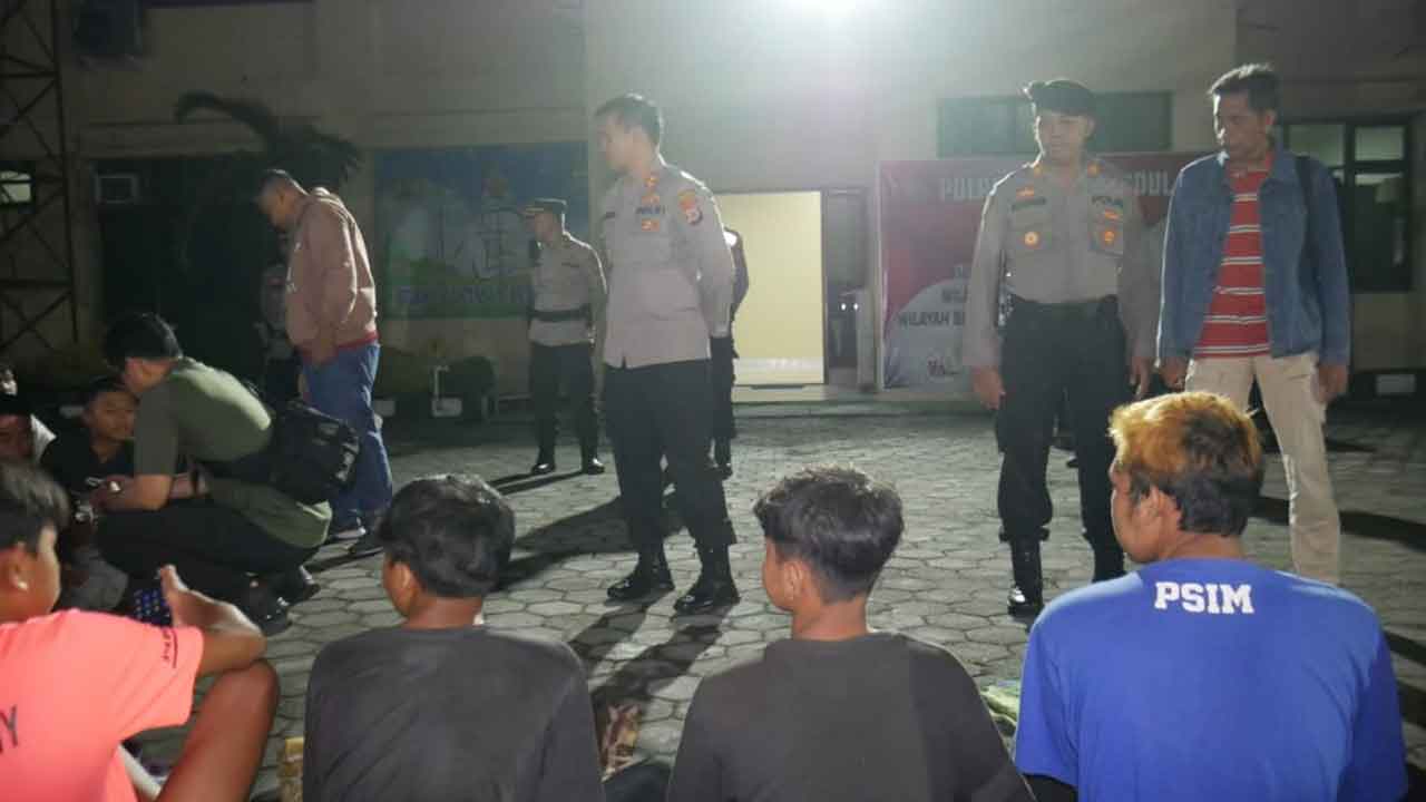DIBINA - Sejumlah remaja yang diamankan karena kasus perang sarung dikumpulkan di Mapolres Gunungkidul dini hari (26/3).(POLRES GUNUNGKIDUL UNTUK RADAR JOGJA)