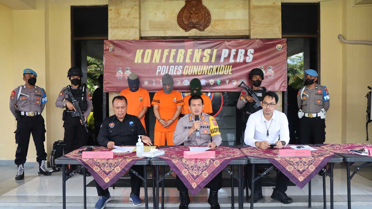 DIGULUNG - Ketiga pelaku kasus curanmor dikeler di halaman Mapolres Gunungkidul, (21/3).(Humas Polres Gunungkidul )