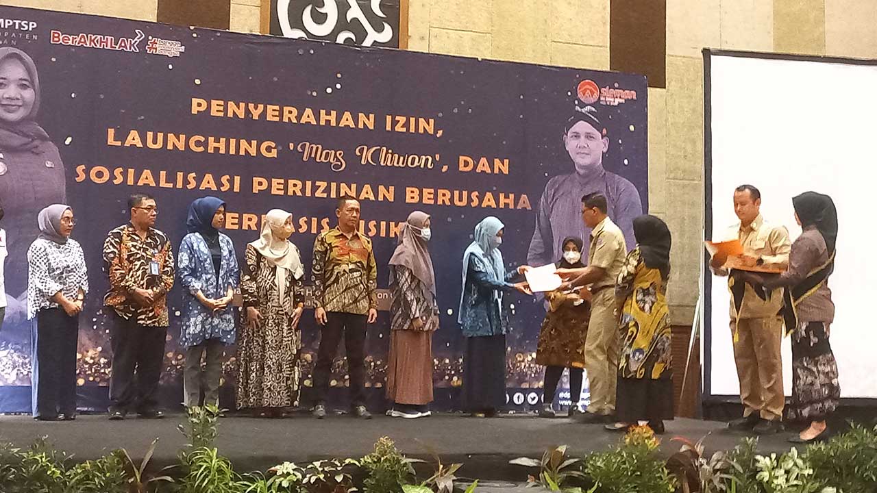 LAUNCHING: Wakil Bupati Sleman Danang Maharsa menyerahkan berkas izin kepada 30 pelaku usaha sekaligus membuka acara sosialisasi perizinan inovasi Mas Kliwon (20/3).(MEITIKA CANDRA LANTIVA/RADAR JOGJA)