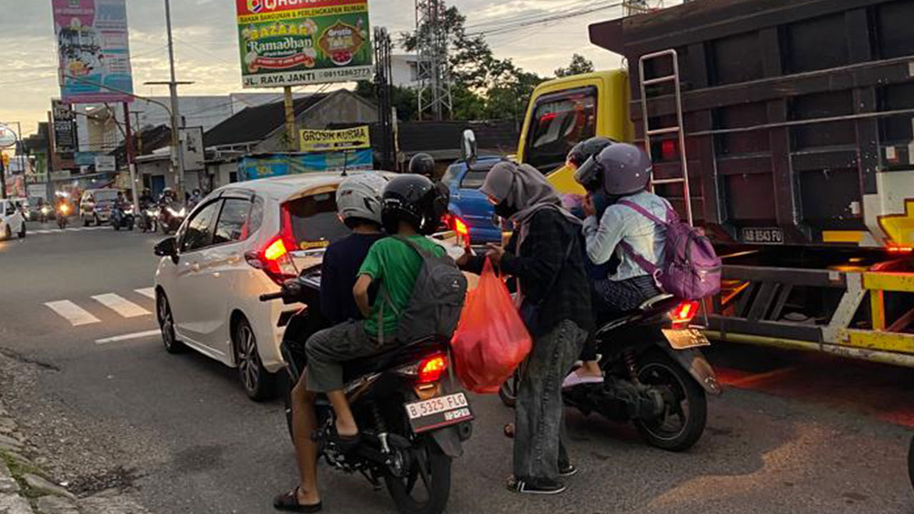 TURUN KE JALAN : Bagi Donasi Jogja saat membagikan nasi bungkus kepada pengguna jalan. (Rizky Wahyu / Radar Jogja)
