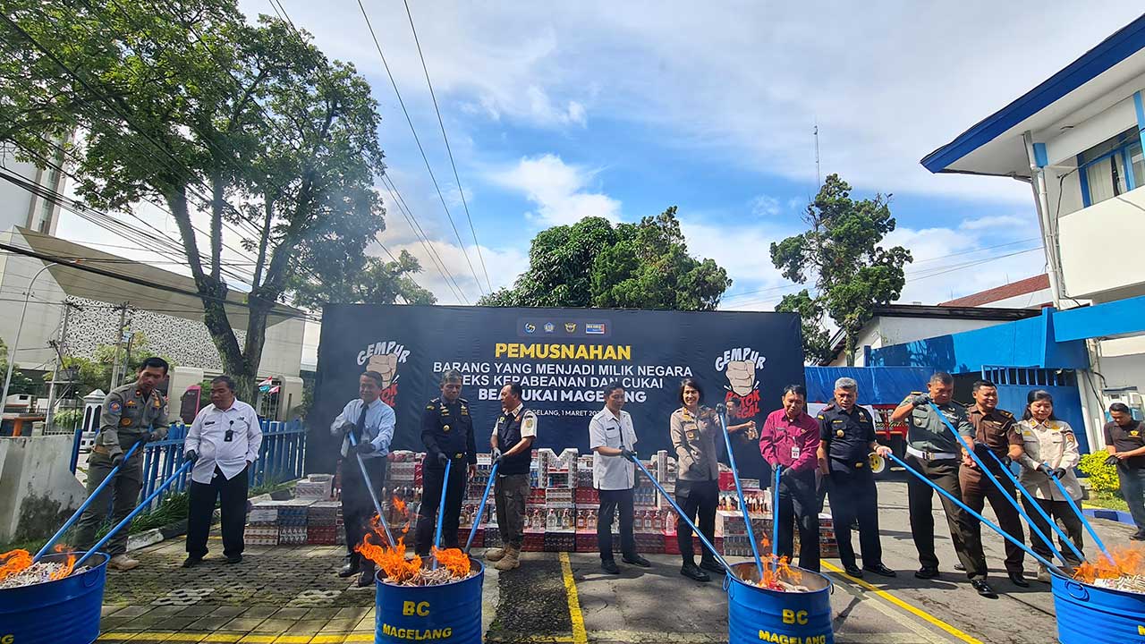 SIMBOLIS: Proses pemusnahan beberapa CHT ilegal di halaman KPPBC TMP C Magelang,(1/3). Juga ada dua truk yang digunakan mengangkut rokok ilegal untuk dimusnahkan di tempat lain.(NAILA NIHAYAH/RADAR JOGJA)