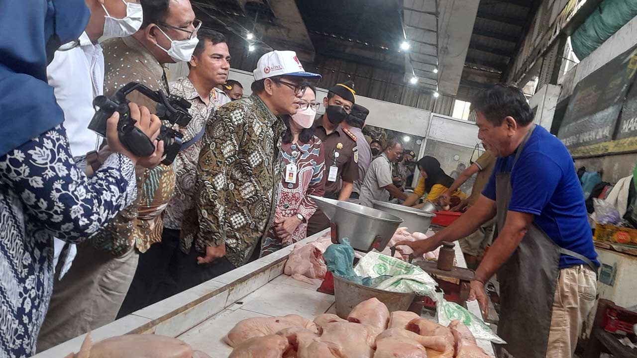 CEK LAPANGAN: Kadri Renggono (depan) saat menyambangi salah satu pedagang daging ayam, yakni lapak Simon Ria di Pasar Kranggan (21/3).(SITI FATIMAH/RADAR JOGJA)