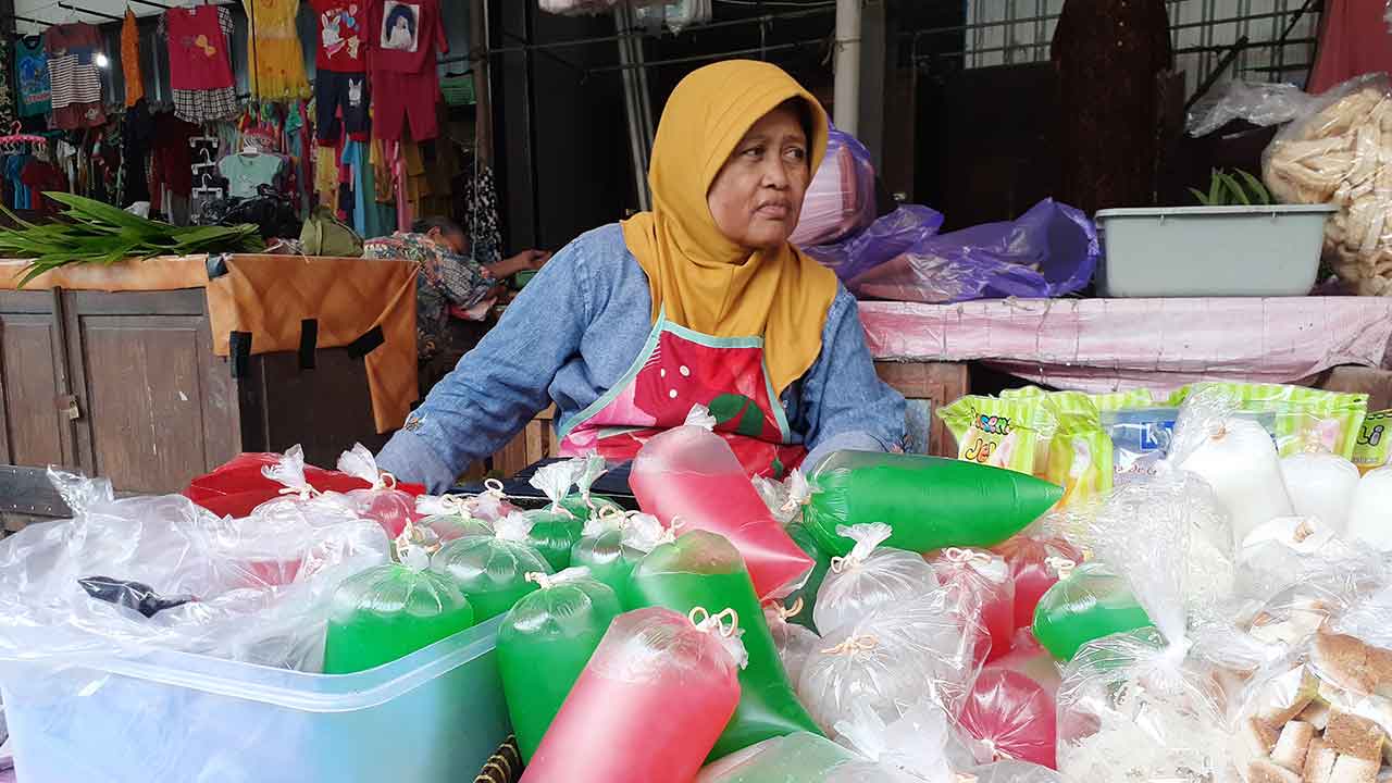 MENINGKAT: Katijem, 65, saat menjajakan kolang-kaling di Pasar Bantul kemarin (24/3).(IWAN NURWANTO/RADAR JOGJA )