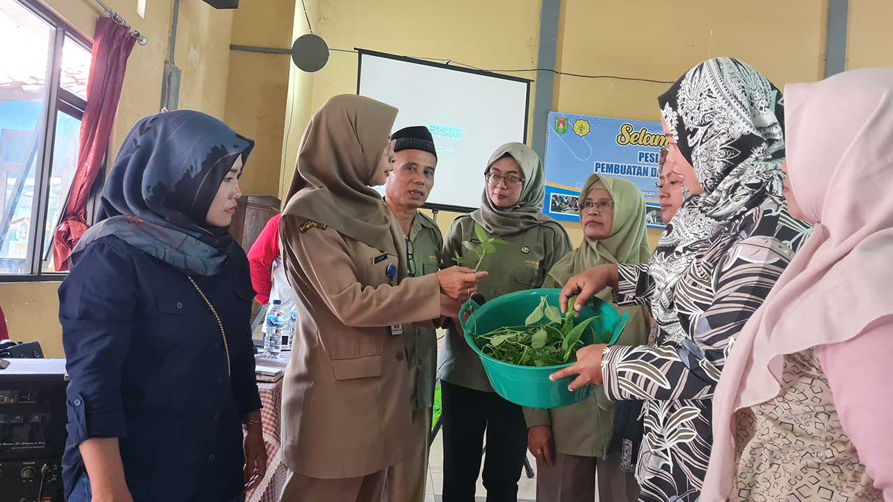 SOSIALISASI: Masyarakat tampak bersemangat saat mendapat pengetahuan soal pembuatan dan pemanfaatan Bio-Saka di Balai Desa Madusari, Secang, (14/3).(NAILA NIHAYAH/RADAR JOGJA)