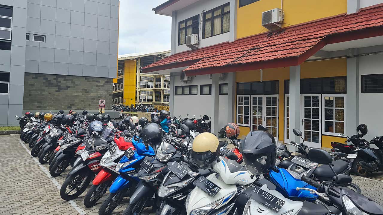 PENUH: Suasana tempat parkir di Unibersitas Tidar saat siang hari. Bahkan, banyak sepeda motor yang tidak mendapat tempat parkir.(NAILA NIHAYAH/RADAR JOGJA)
