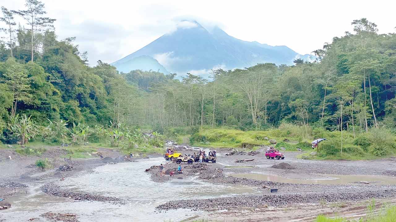 SIAGA LEVEL III: Wisatawan yang menggunakan jasa jip di kawasan Kalikuning belum lama ini yang tidak lagi banyak. Saat ini, wisatawan lebih memilih objek wisata di luar jangkauan Merapi karena aktivitasnya yang menguluarkan awan panas guguran (APG). (MEIT