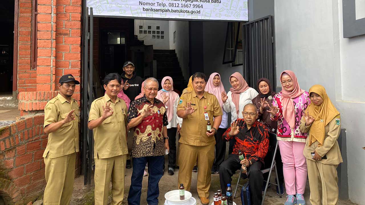 BELAJAR: Ketua DPRD Kota Jogja Danang Rudyatmoko memimpin rombongan dari Jogja yang belajar terkait pengolahan sampah di Batu. Di antaranya dengan pembuatan eco-enzym yang sudah dipakai untuk penyemprotan di TPST Piyungan.(HERU PRATOMO/RADAR JOGJA)