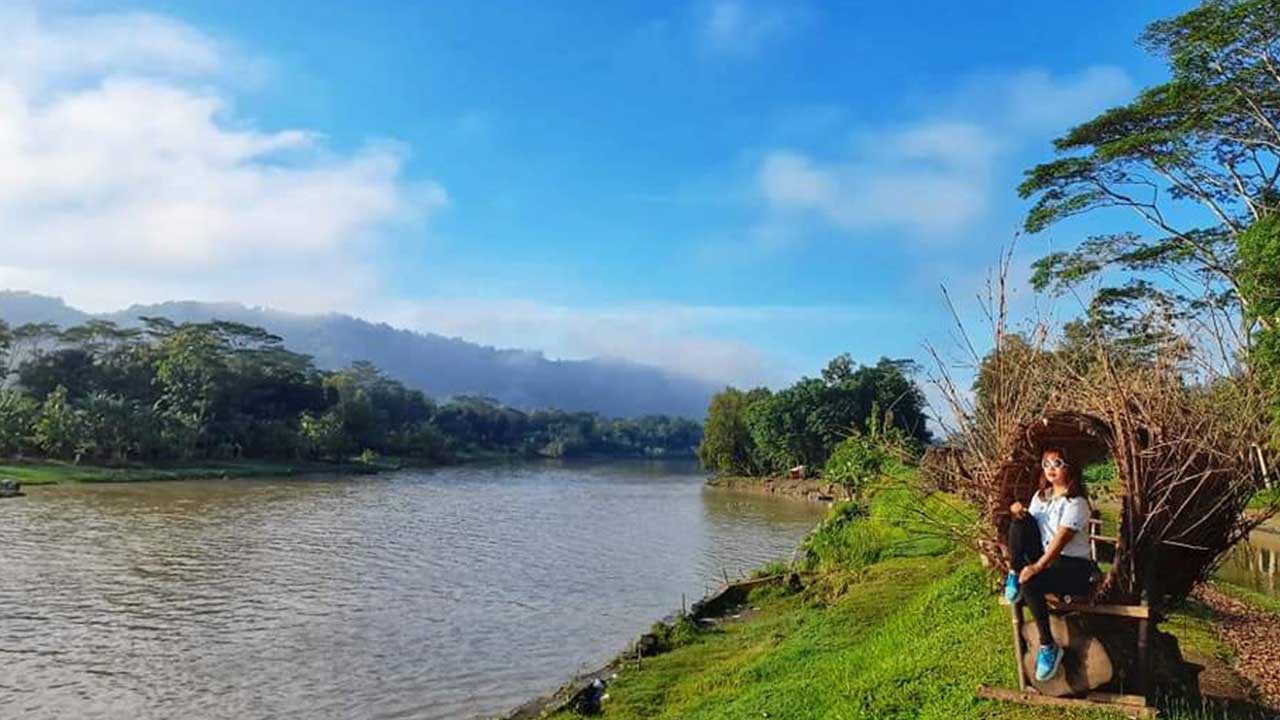 INDAH : Pengunjung menikmati sensasi keindahan di pinggir Bendungan Kedungsamak atau bantaran Sungai Lukulo.(ISTIMEWA)