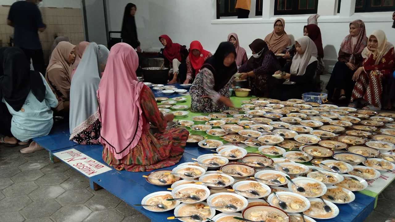 KOMPAK: Masyarakat yang ikut dalam pembuatan takjil bubur sayur di Masjid Sabilurrosyad atau Masjid Kauman, Pandak, Bantul kemarin (29/3).(DOKUMENTASI TAKMIR MASJID SABILURROSYAD )