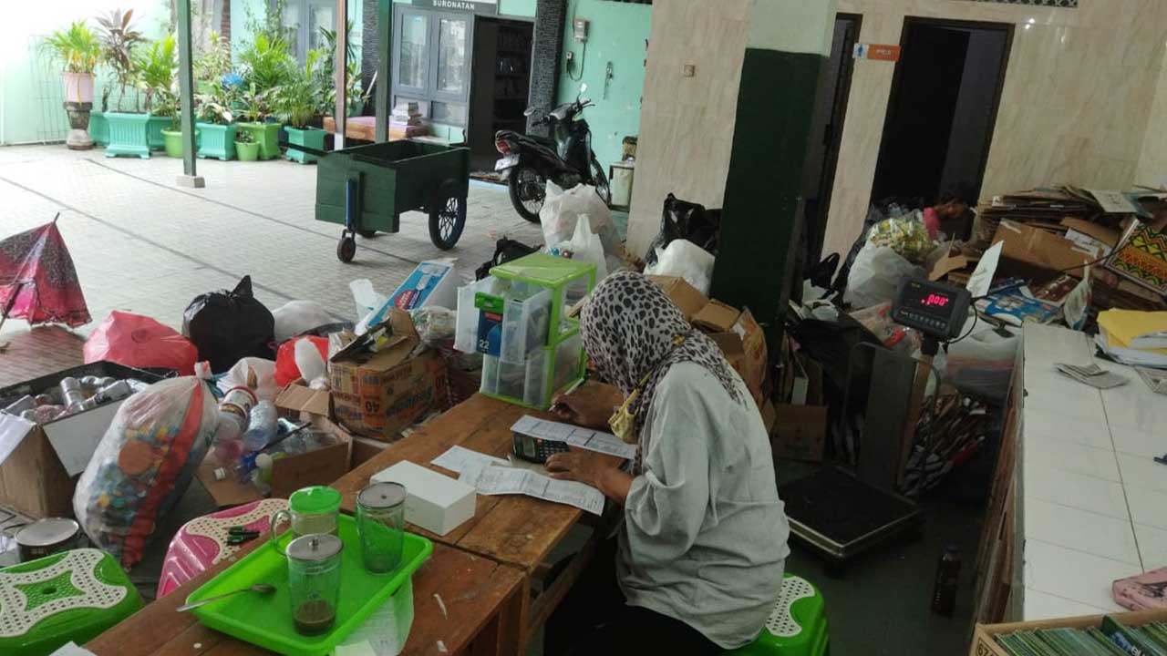 TEKUN: Para warga Suronatan mulai menabung sampah di Bank Sampah Surolaras. Di bank ini, masyarakat bisa menukarkan sampahnya dengan emas. (RIZKY WAHYU/RADAR JOGJA )