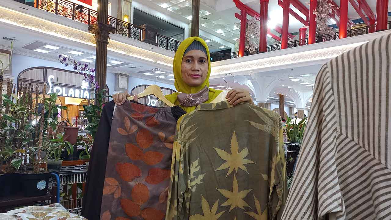 HANDMADE: Pemilik Neo Ecoprint Wiwik Handayani saat menunjukkan produk ecoprint buatannya di SCH (24/3).(MEITIKA CANDRA LANTIVA/RADAR JOGJA)