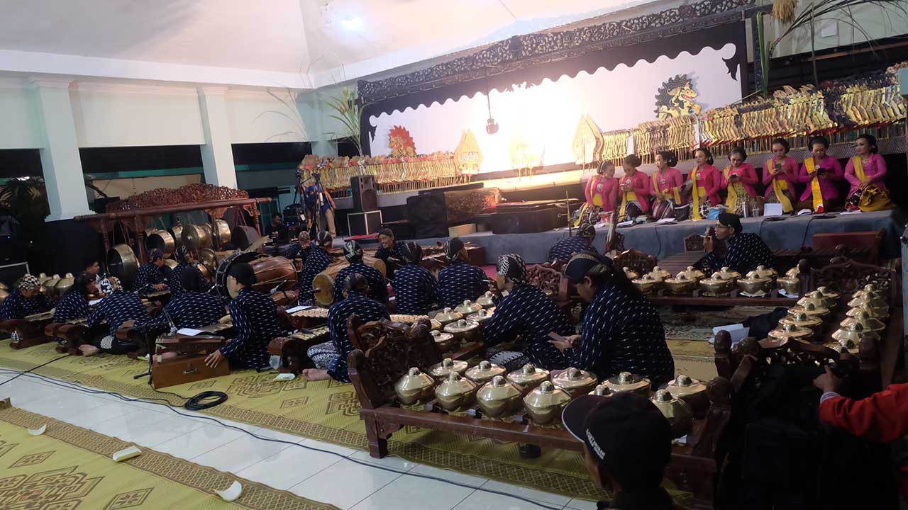 ANTUSIAS: Masyarakat Kalurahan Maguwoharjo saat melihat pertunjukan wayang kulit dalam rangkaian acara HUT Kalurahan Maguwoharjo ke-77 Sabtu (4/3).(FAHMI FAHRIZA/RADAR JOGJA)