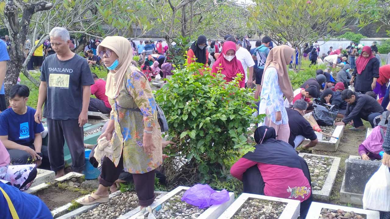 RUTIN: Masyarakat saat memadati Kompleks Makam Karangkajen, Brontokusuman, Mergangsan, Kota Jogja untuk melaksanakan tradisi nyadran (5/3).(HERPRI YANTO/RADAR JOGJA )