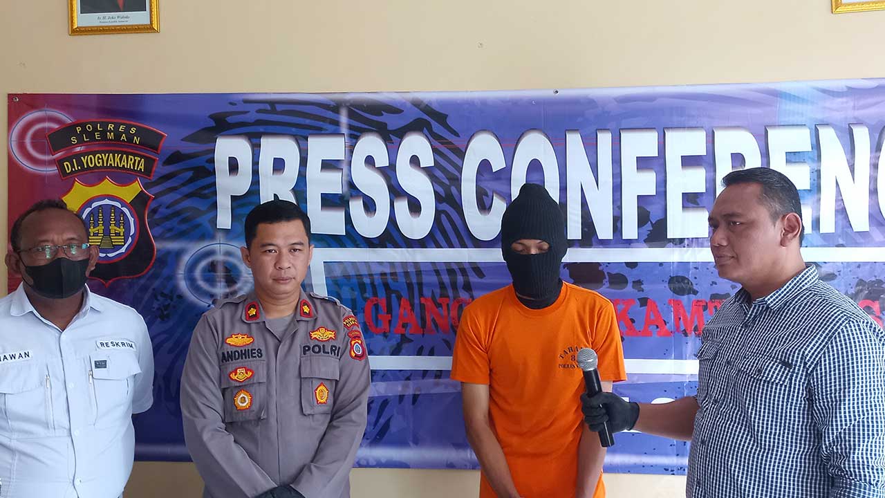 DIBUI: Tersangka GG saat dimintai keterangan jajaran Polsek Mlati dalam konferensi pers ungkap kasus di Mapolsek Mlati (14/3).(MEITIKA CANDRA LANTIVA/RADAR JOGJA)