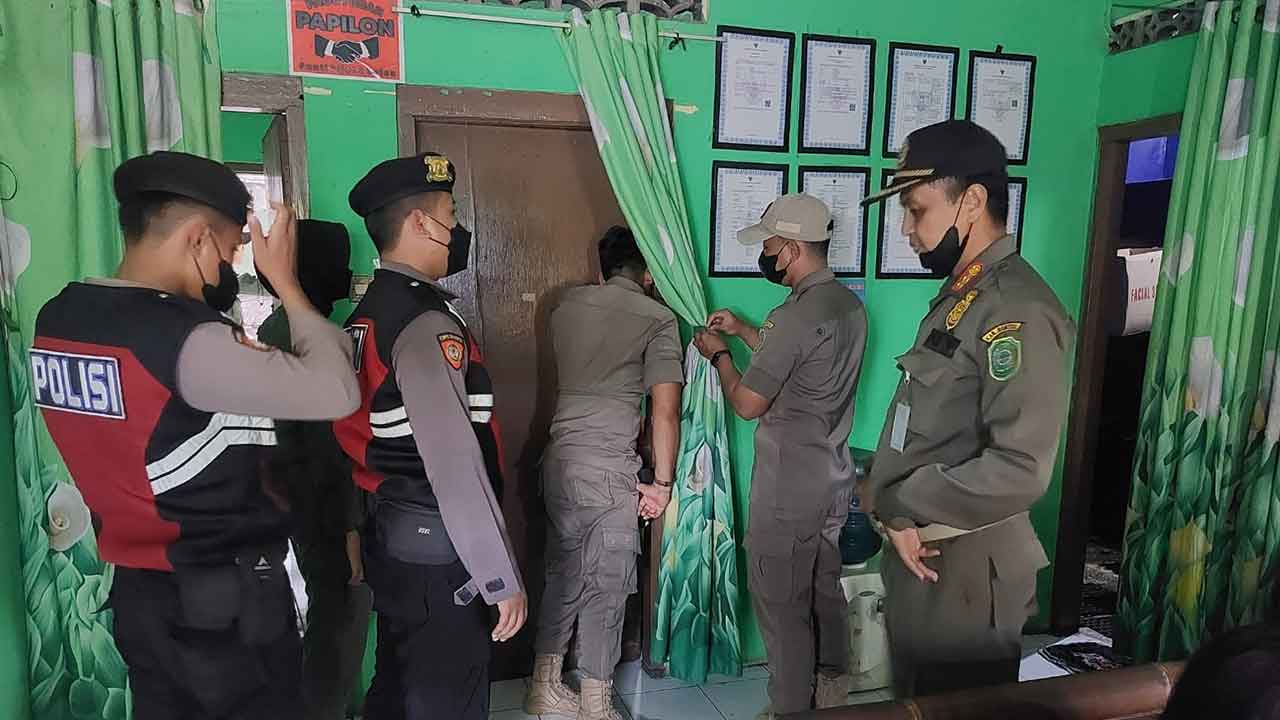RAZIA: Personel Satpol-PP Bantul bersama kepolisian saat tengah melaksanakan operasi ketentraman dan ketertiban umum jelang Ramadan pada Selasa (21/3).(DOKUMENTASI SATPOL PP BANTUL)