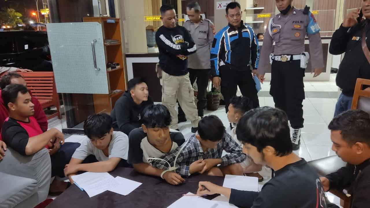 GANGGU KAMTIBMAS: Para remaja saat diamankan polisi karena terlibat perang sarung. Di bulan ramadan ini, Polres Bantul memberikan perhatian khusus di jing road selatan dan Jembatan Kretek II.(DOKUMENTASI HUMAS POLRES BANTUL)