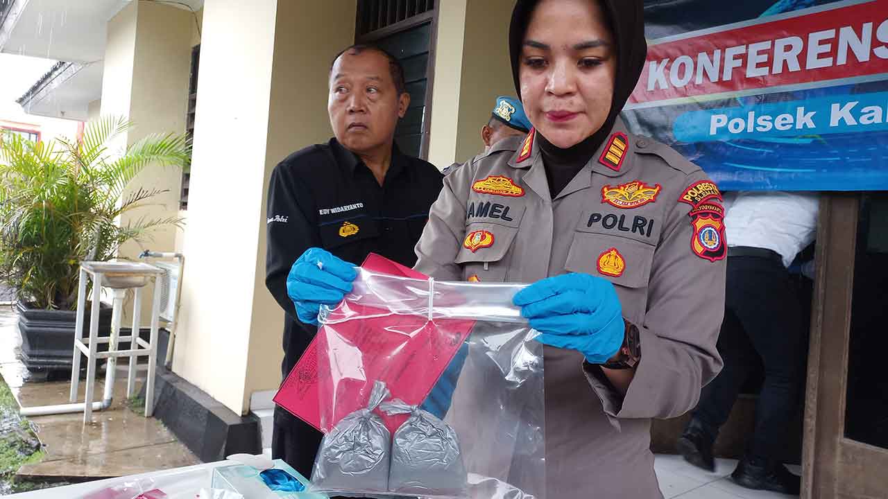 Kepala Polsek Kalasan AKP Amalia Normadiah menunjukkan barang bukti berupa bubuk mercon yang disita dari pelaku saat di kantornya, kemarin (27/3).(MEITIKA CANDRA LANTIVA/RADAR JOGJA)