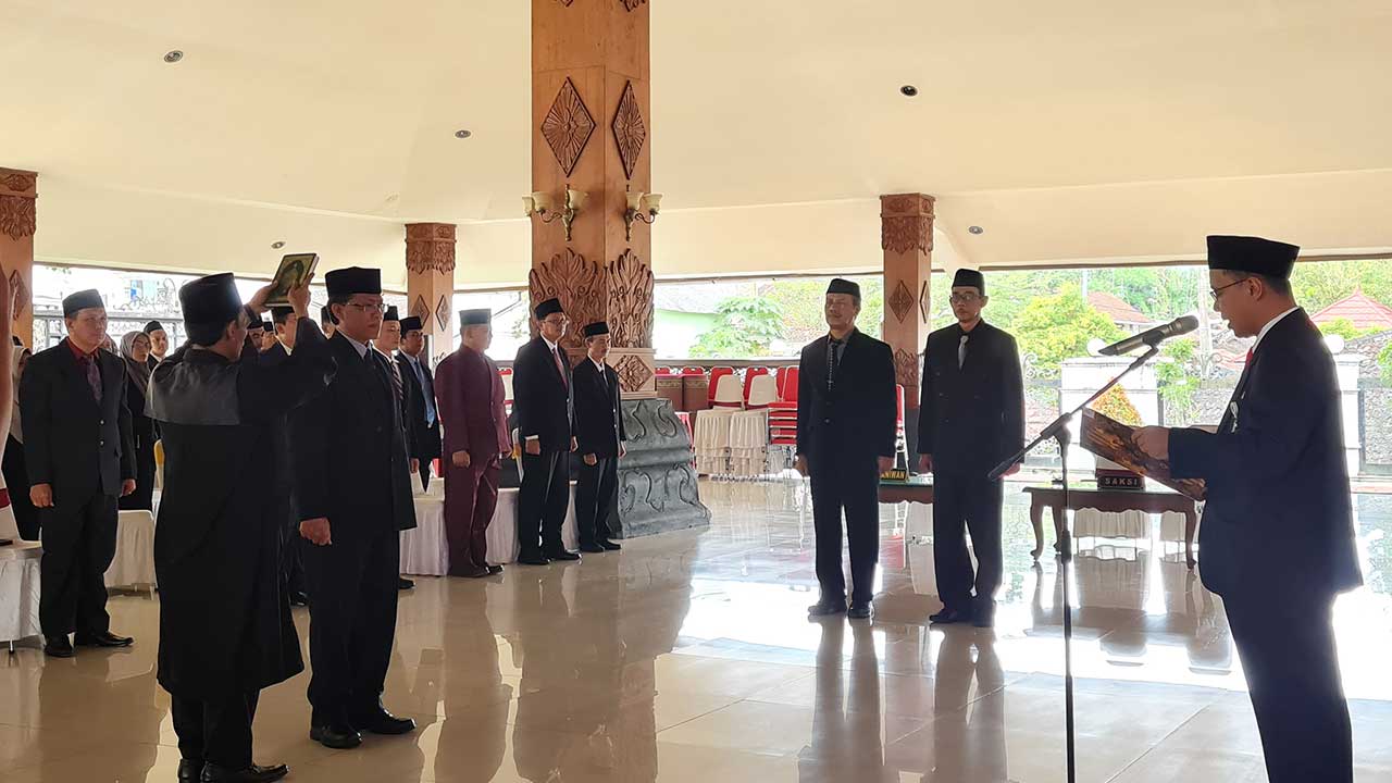 RESMI: Wali Kota Magelang Muchamad Nur Aziz saat melantik Pejabat Sekretaris Daerah Kota Magelang Larsita di Pendopo Rumjab Wali Kota Magelang, (1/3).(NAILA NIHAYAH/RADAR JOGJA)