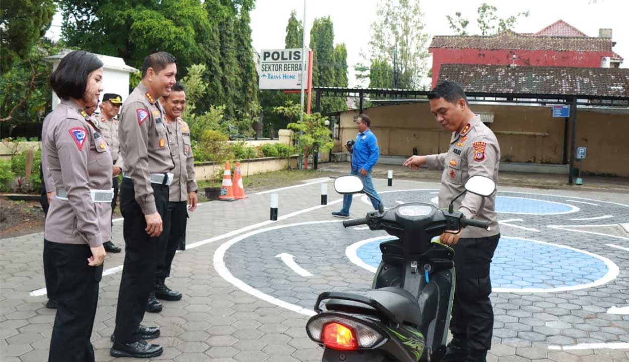 TINGKATKAN PELAYANAN: Kapolda DIJ Irjen Pol Suwondo Nainggolan dan jajaran Polda DIJ saat mengunjungi Polsek Berbah. Pada kesempatan itu, mereka melakukan pantauan inovasi baru, Polsek Berbah sediakan fasilitas lintasan ujian praktek pembuatan SIM bagi pe