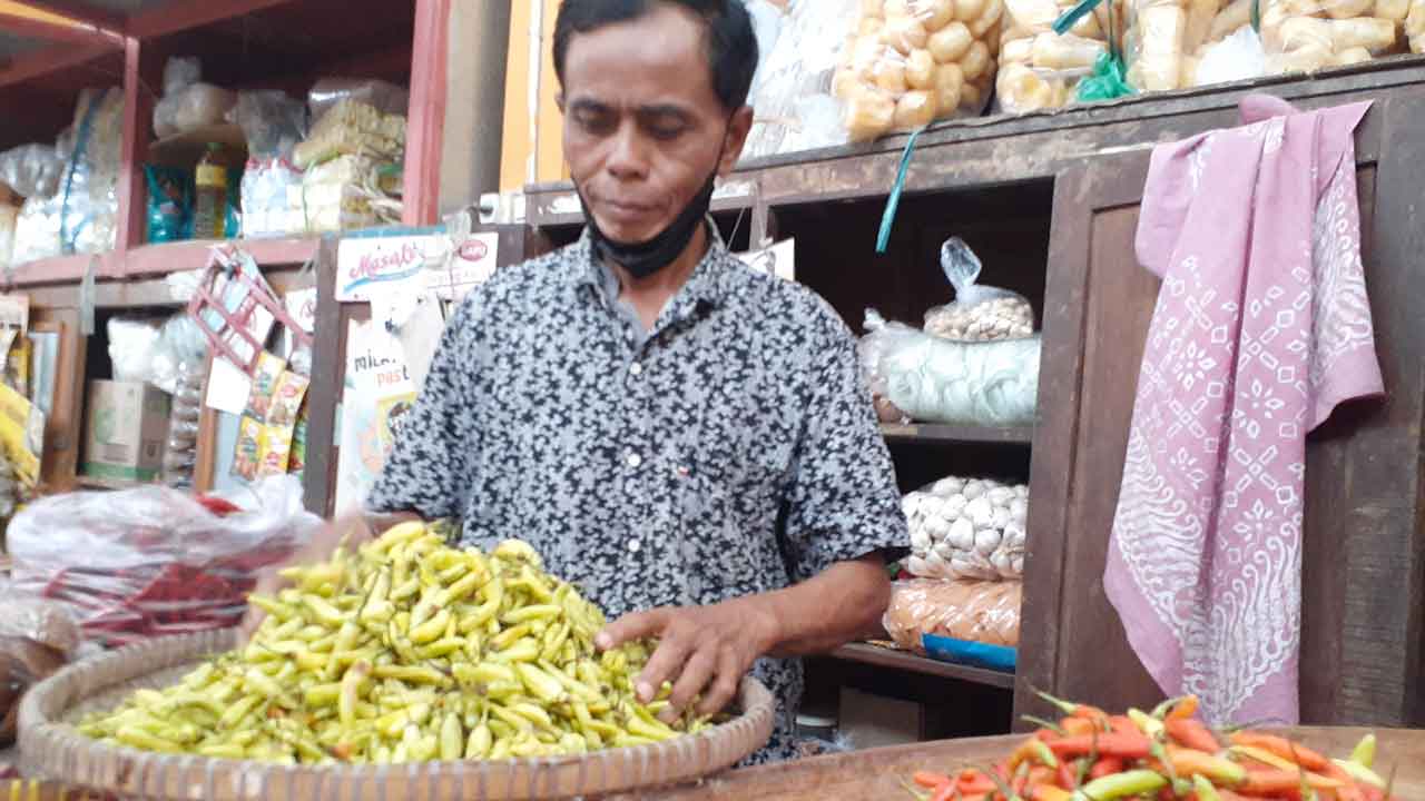 STOK AMAN: Suasana pedagang di Pasar Bantul pada Jumat (24/3). Di awal Ramadan ini, beberapa komoditas seperti daging ayam dan cabai rawit mulai merangkak naik.(IWAN NURWANTO/RADAR JOGJA )