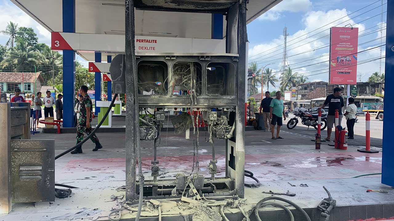 PENDINGINAN: Petugas Damkar Kabupaten Magelang terus berupaya memadamkan api yang berasal dari pompa pengisian Pertamax di SPBU Baledono, Kecamatan Salam.(DOK DAMKAR KABUPATEN MAGELANG)