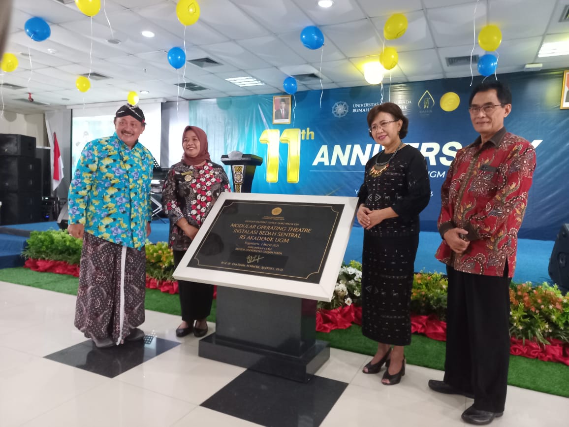 MERIAH: Prof Ova Emilia, dr Darwito, Bupati Sleman Kustini Sri Purnomo dan jajaran keluarga RSA UGM berfoto bersama dalam perayaan Milad ke-11 RSA UGM, Kamis (2/3). (MEITIKA CANDRA LANTIVA/RADAR JOGJA)
