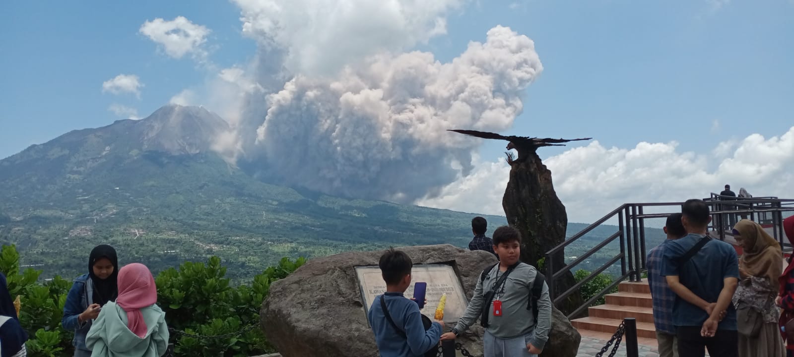 WAPADA : Suasana Ketep Pass Magelang saat terjadi guguran awan panas Gunung Merapi. (ISTIMEWA)